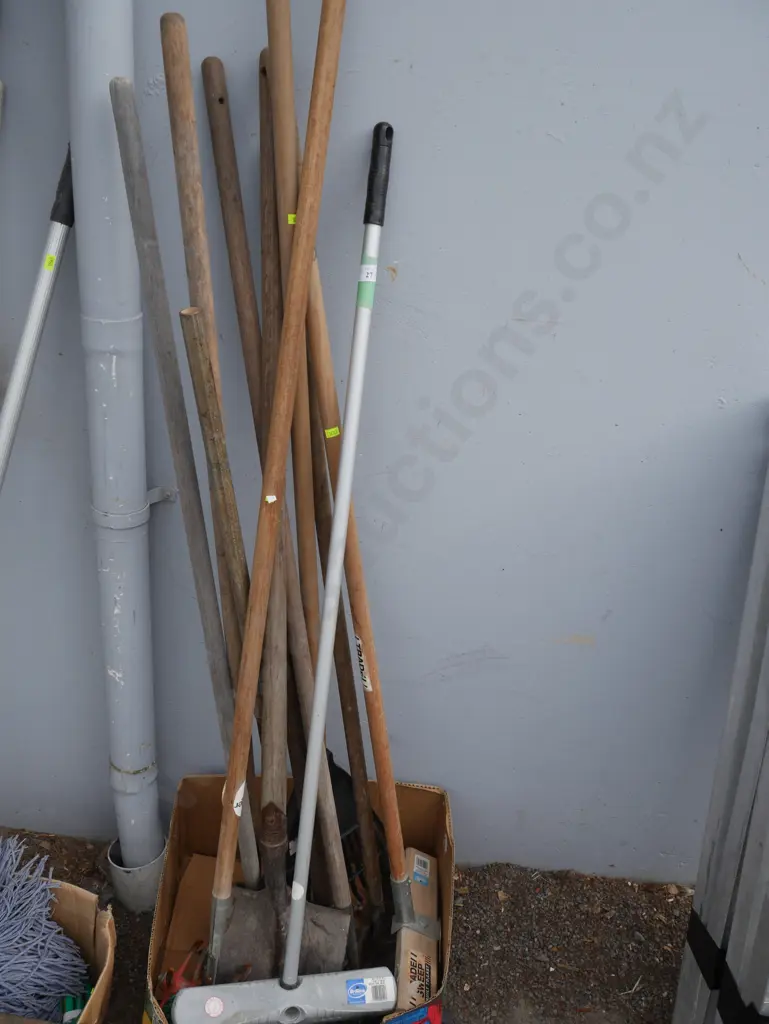 Assorted garden tools Image 1++