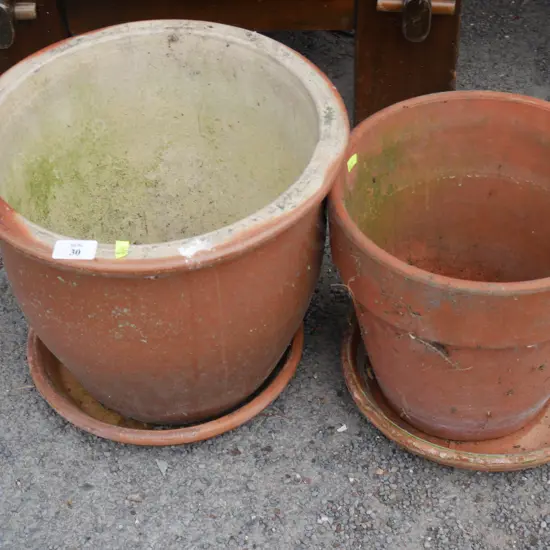 2 plant pots