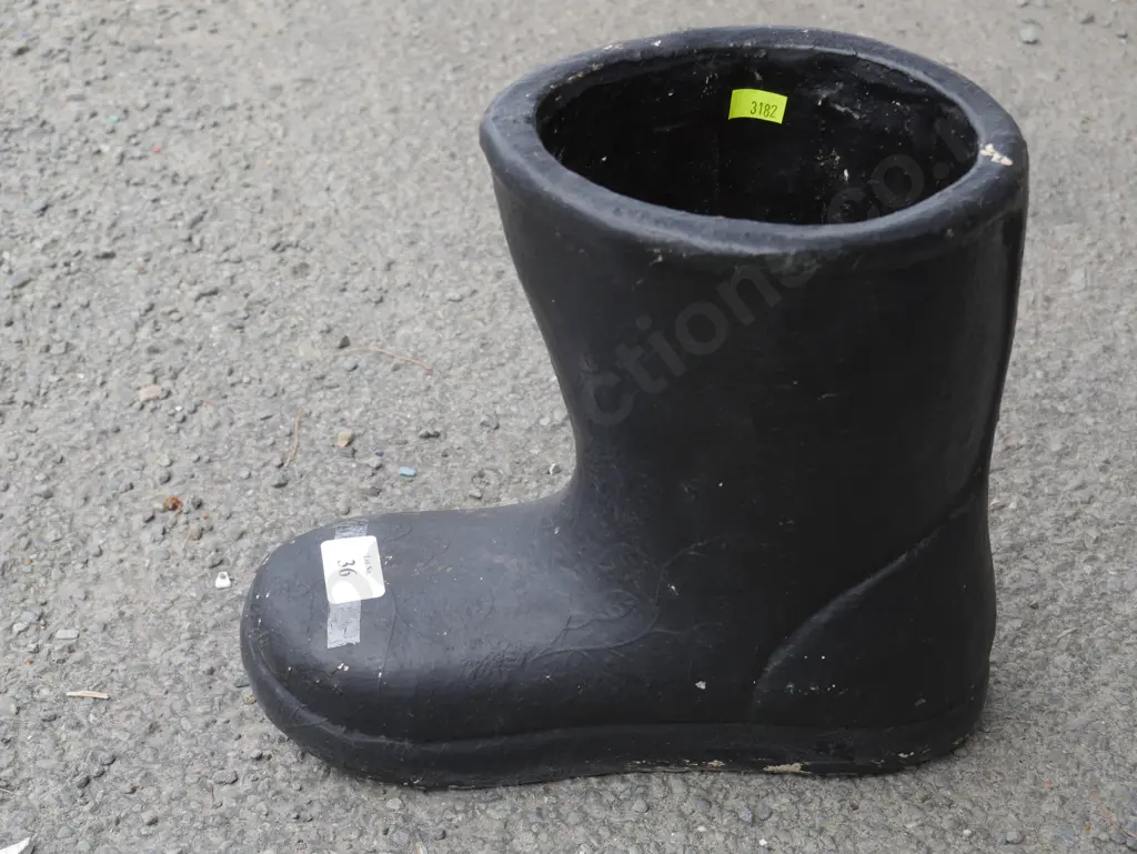 Black gumboot plant pot Image 1++