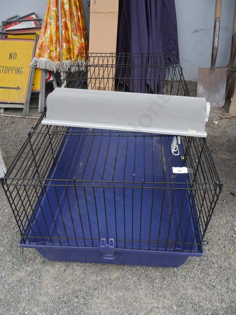 Pet crate and blind Image 1++