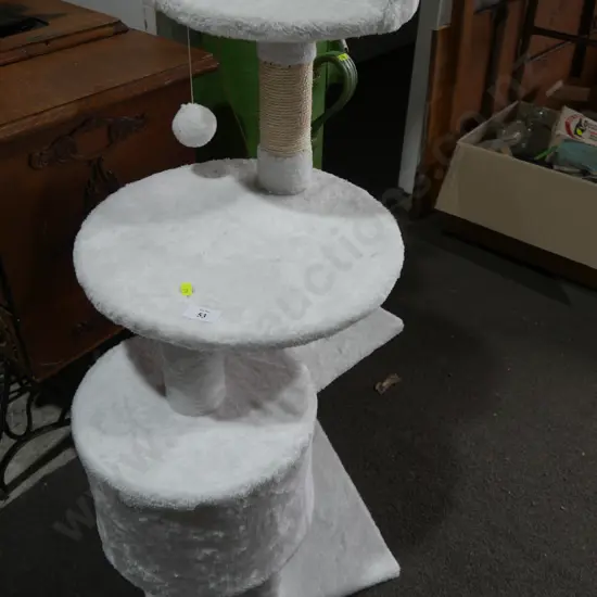 Cat scratch post climbing tower