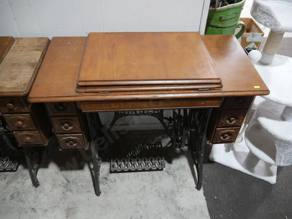 Treadle Singer sewing machine Image 1++