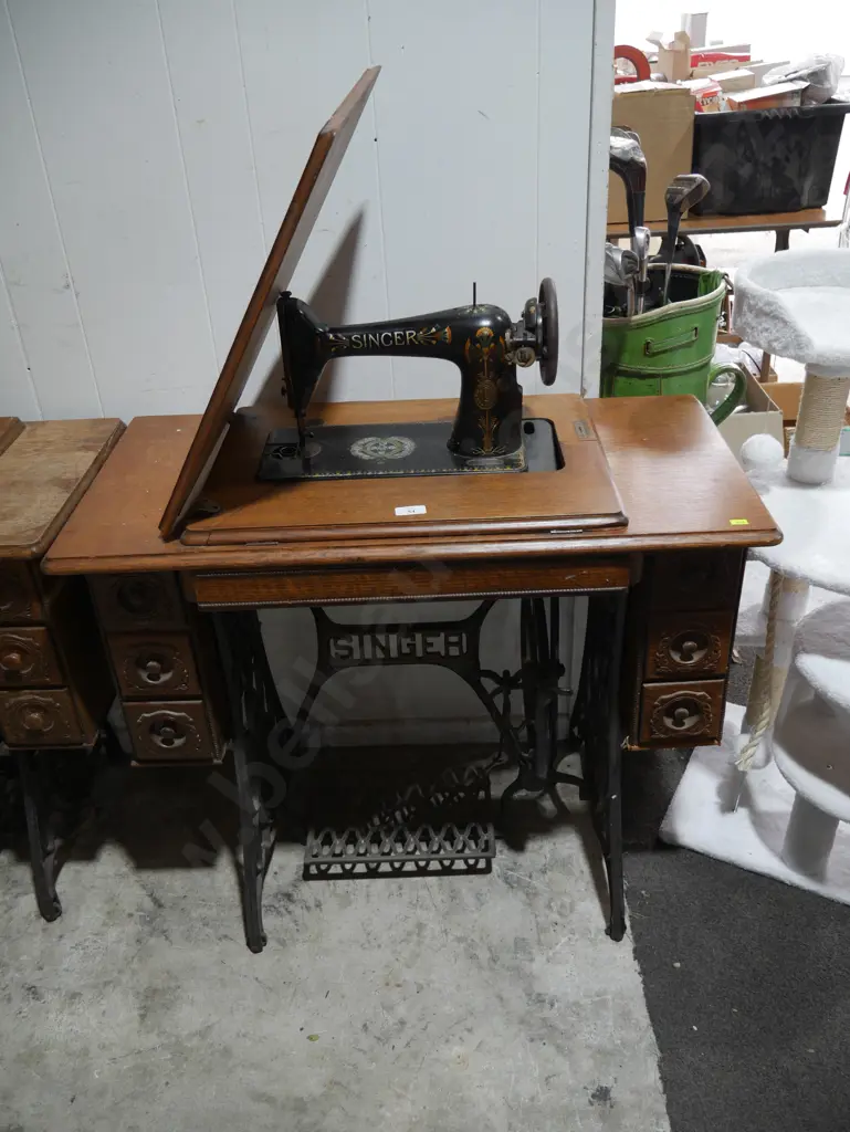 Treadle Singer sewing machine Image 1++