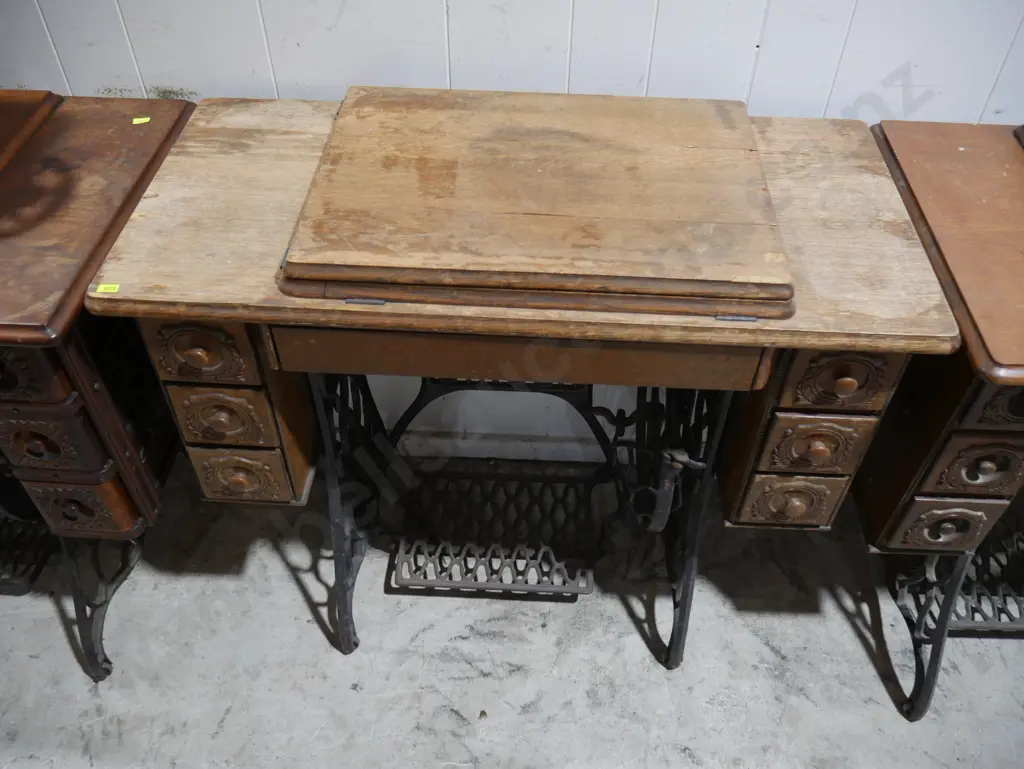 Treadle Singer sewing machine Image 1++