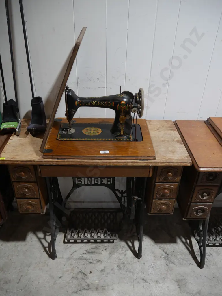 Treadle Singer sewing machine Image 1++