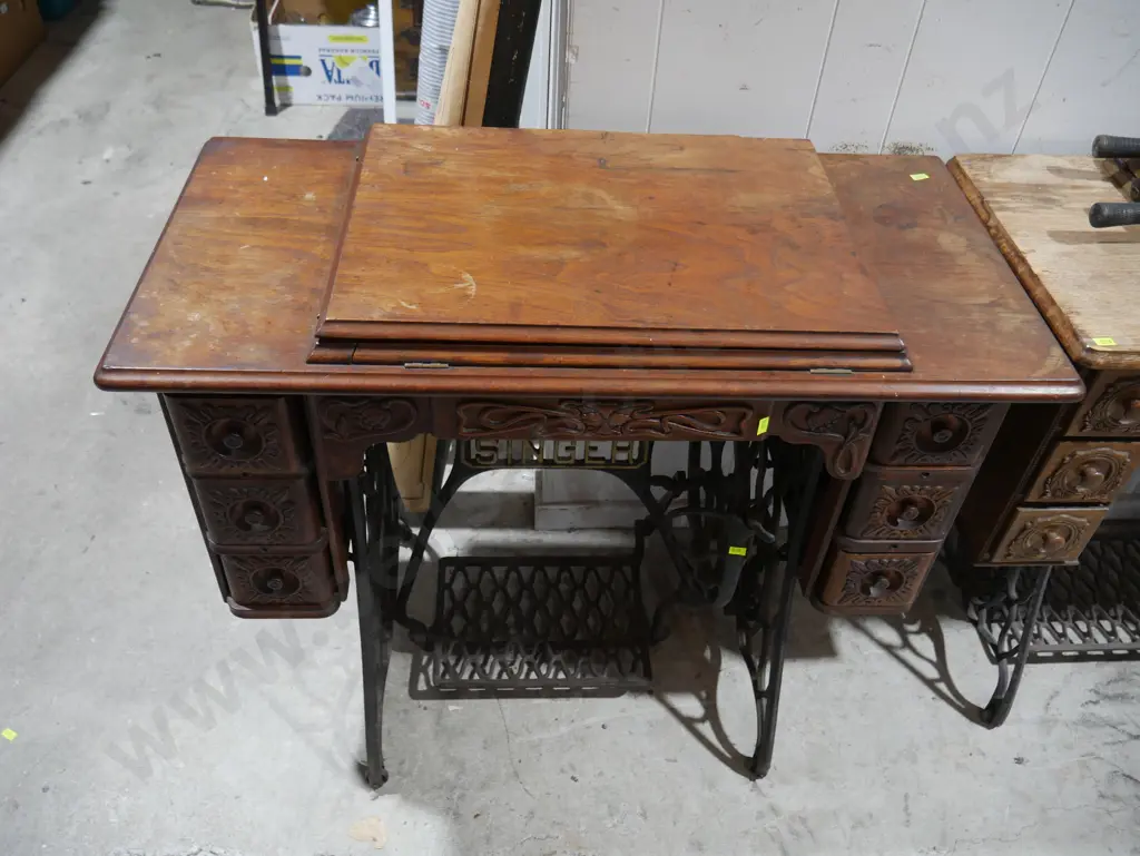 Treadle Singer sewing machine Image 1++