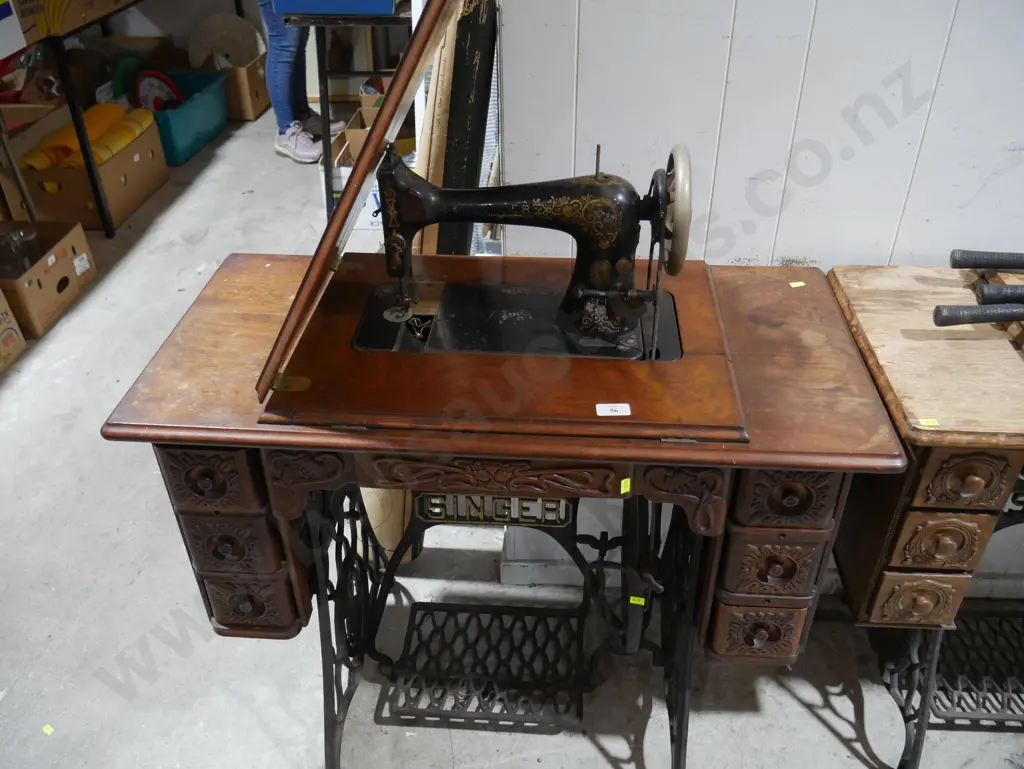 Treadle Singer sewing machine Image 1++