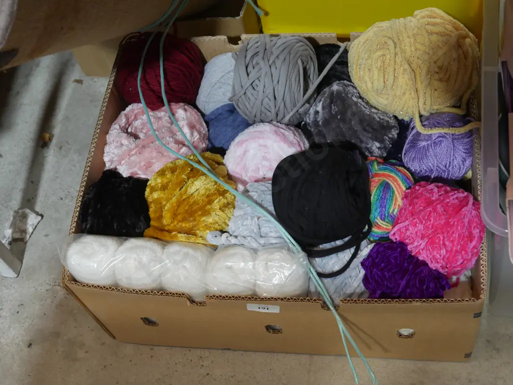 Assorted knitting wool Image 1++