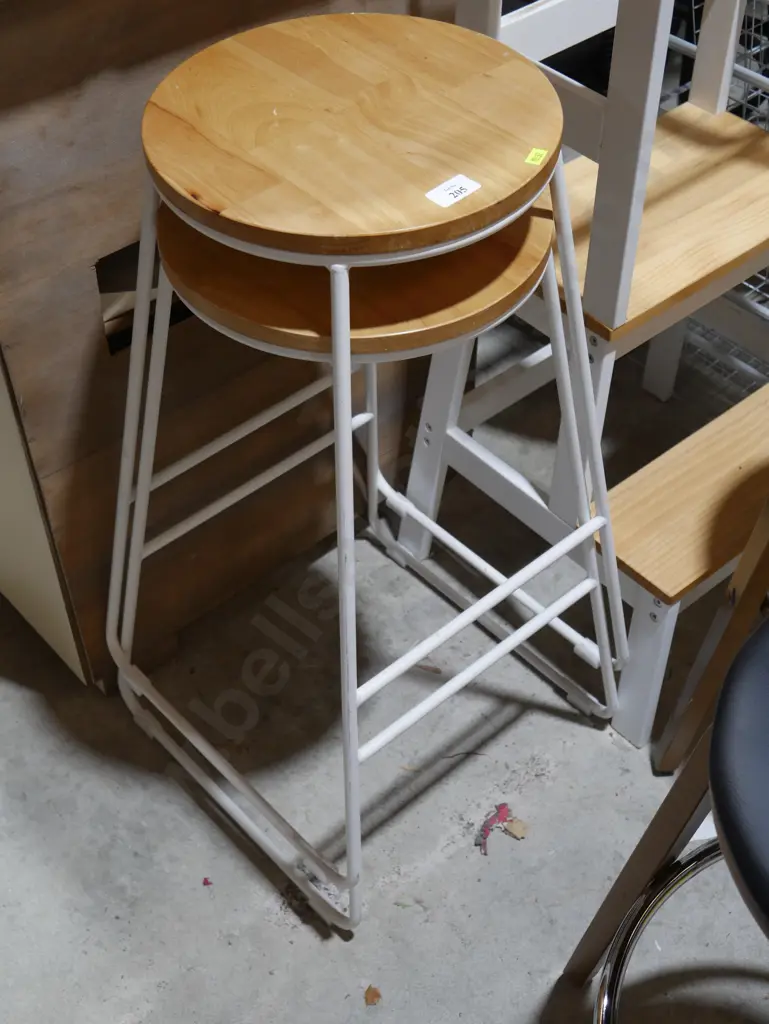 2 bar stools Image 1++
