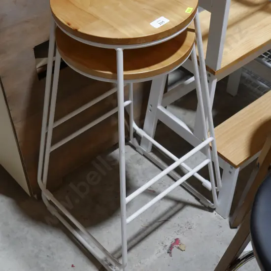 2 bar stools