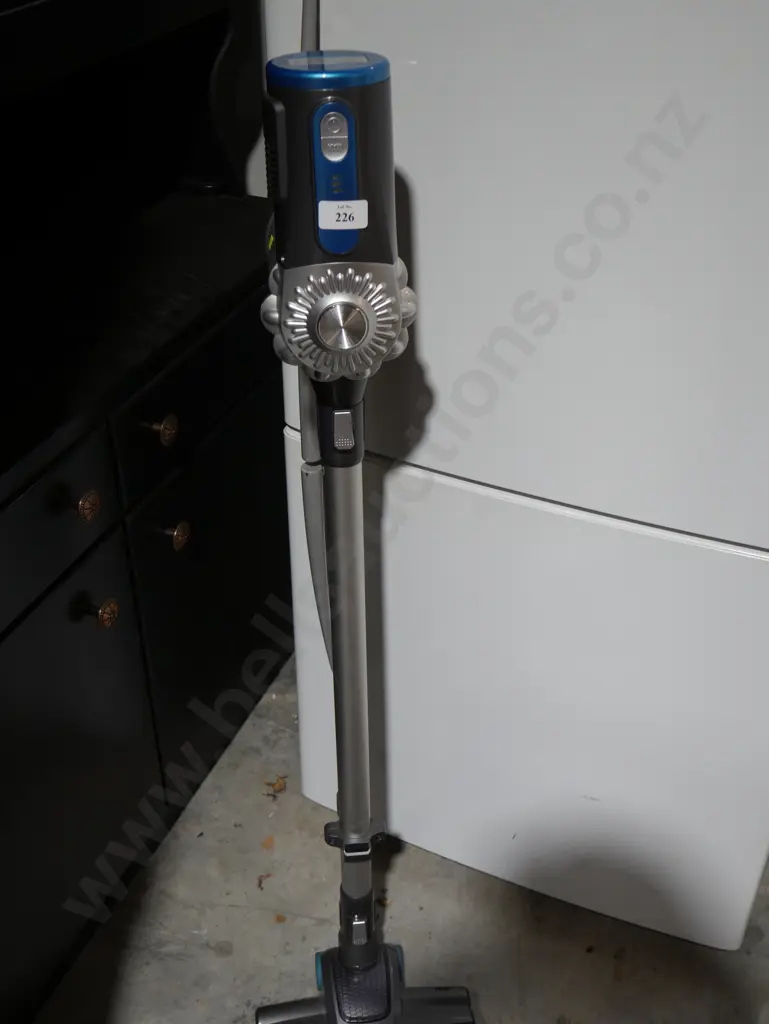 Living and co stick vac no charger Image 1++