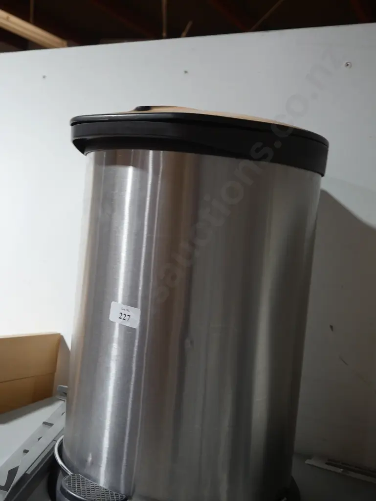 2 X Pedal rubbish bin Image 1++