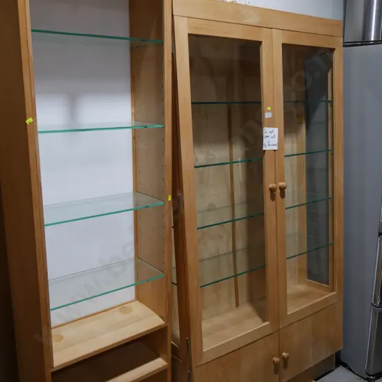 Display cabinet and display shelf