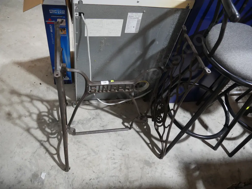 Singer sewing machine base Image 1++