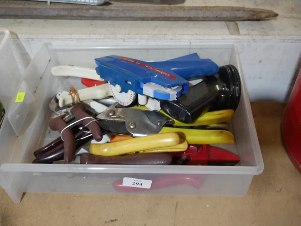 Pruning shears, label maker Image 1++