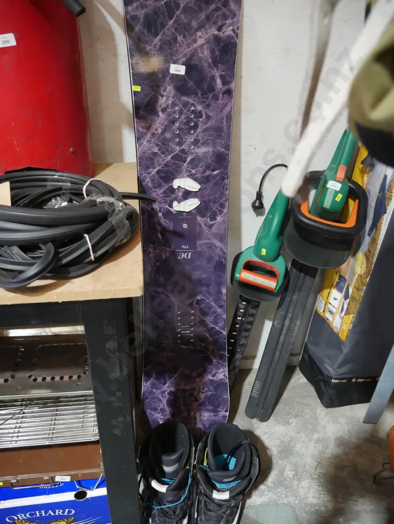 Snowboard, snowboard boots Image 1++