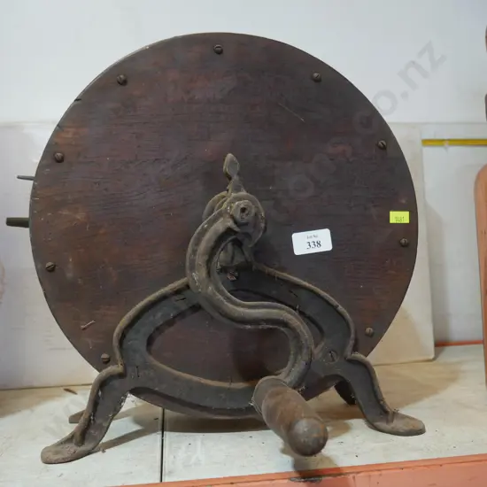 Knife cleaning machine