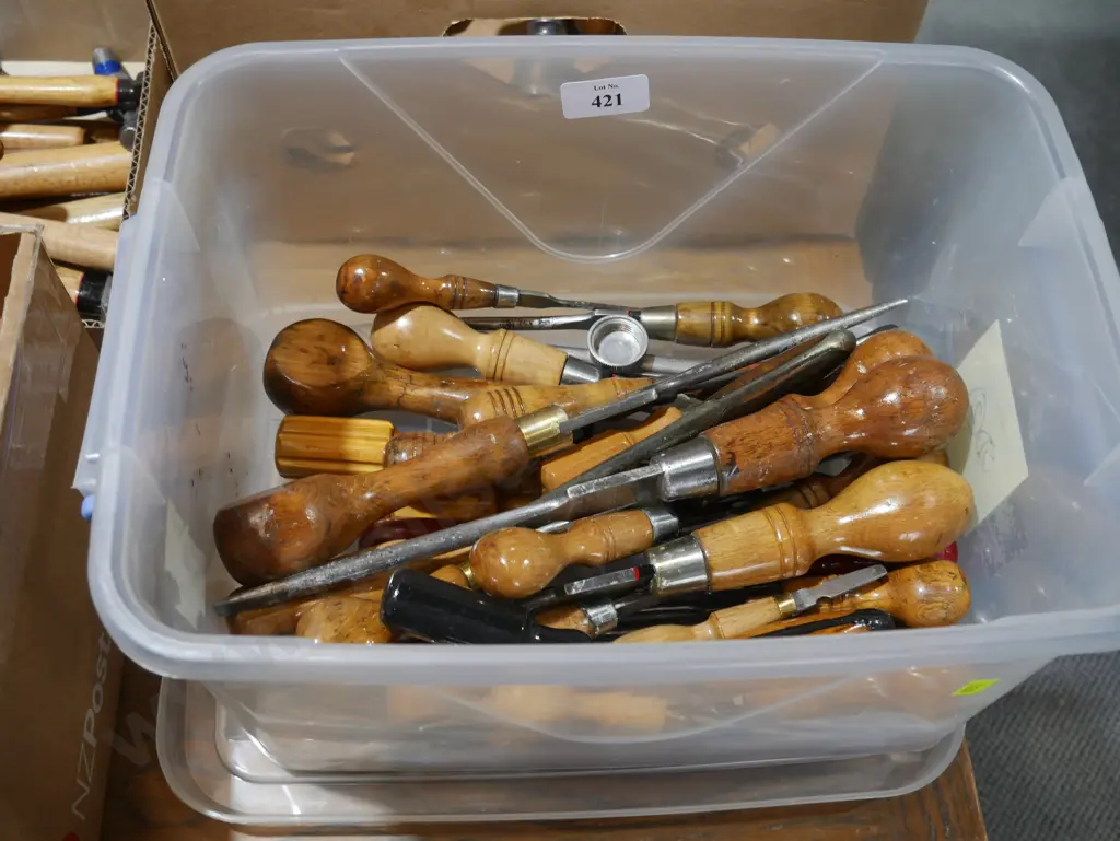 Assorted chisels Image 1++