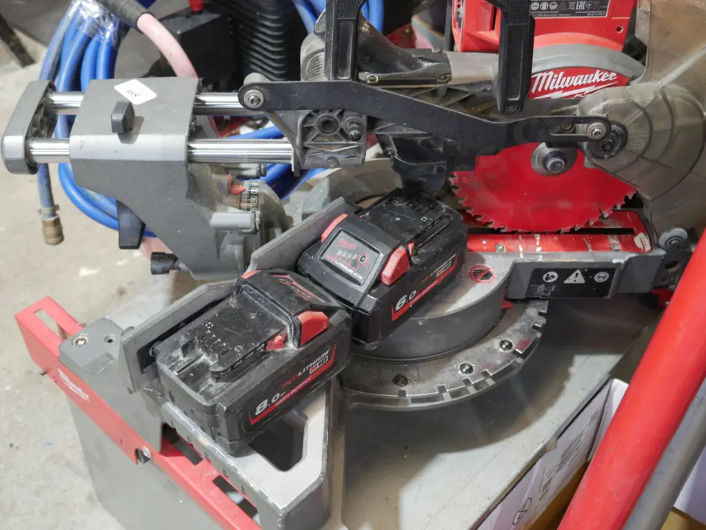 Milwaukee battery drop saw in table Image 1++
