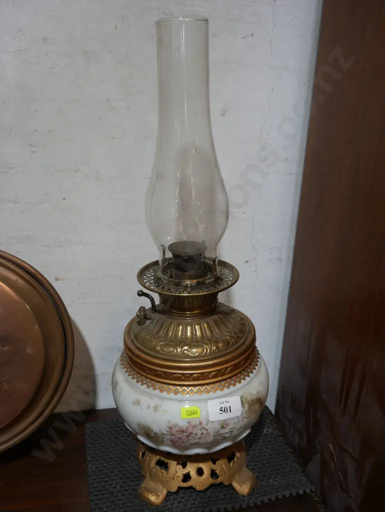 Antique kerosene lamp Image 1++
