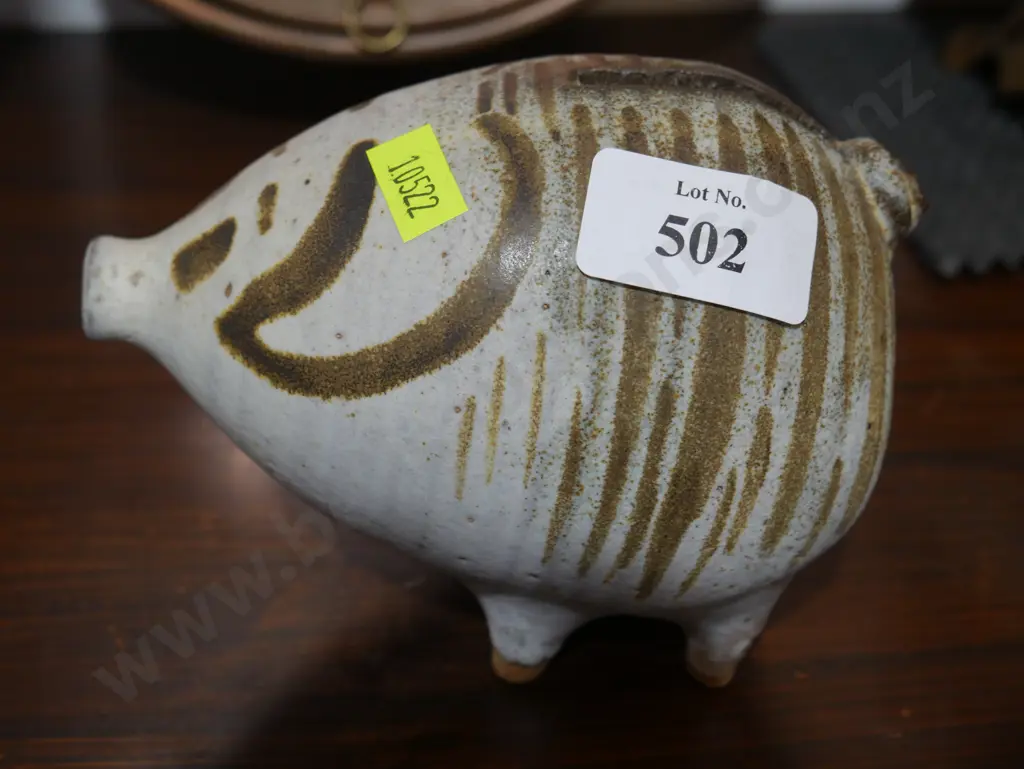 Doris Dutch NZ studio pottery pig Image 1++