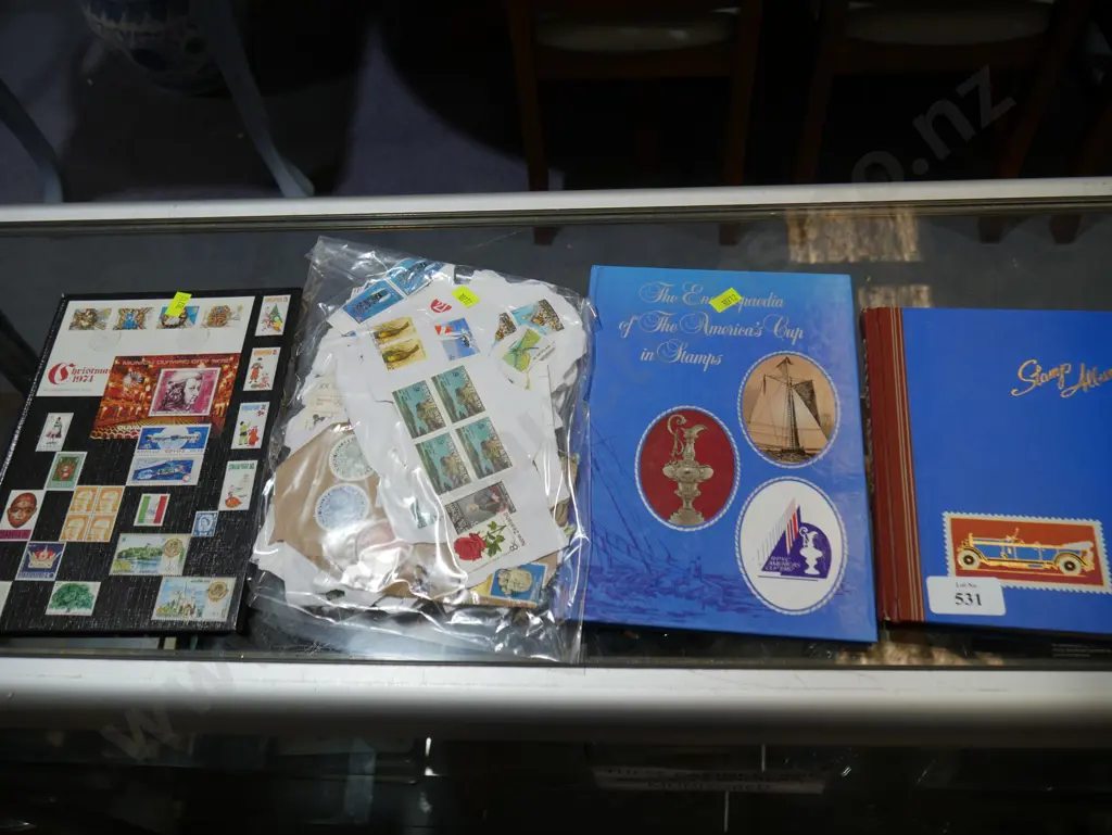 Stamp albums and loose stamps Image 1++