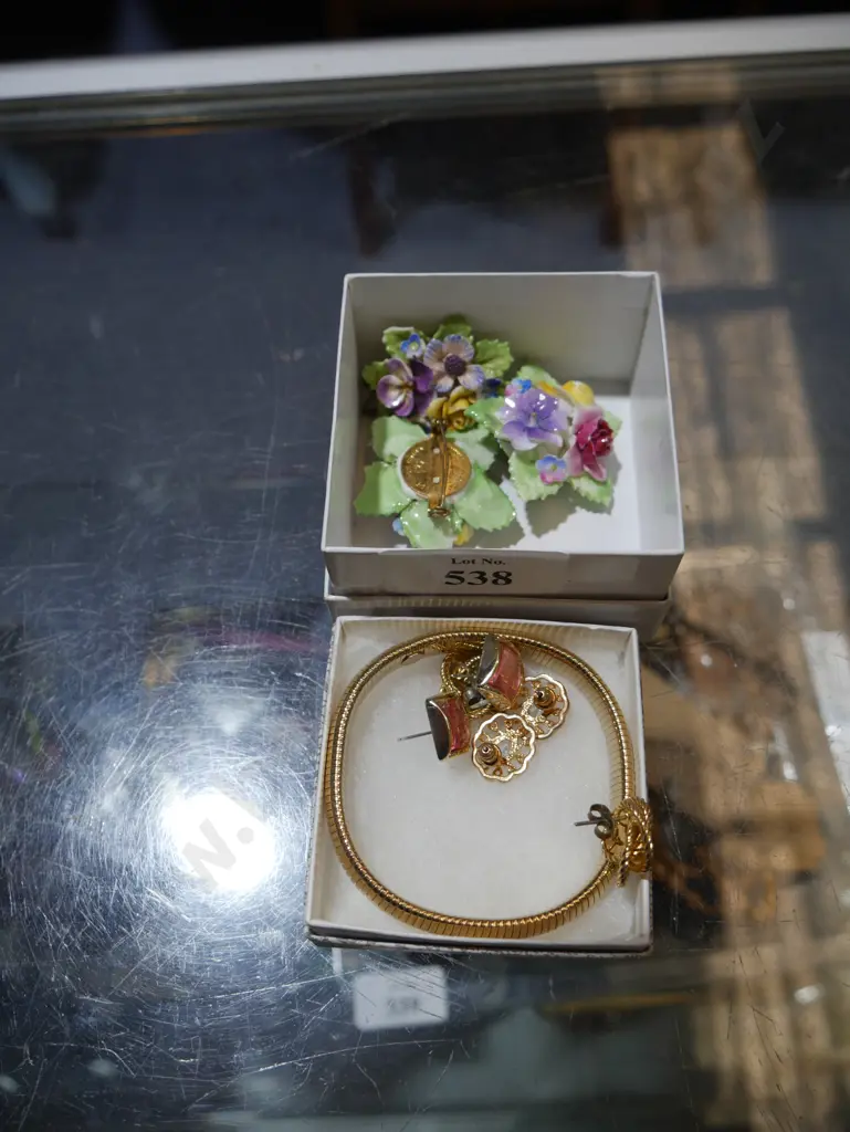 Flower brooches, costume jewellery Image 1++