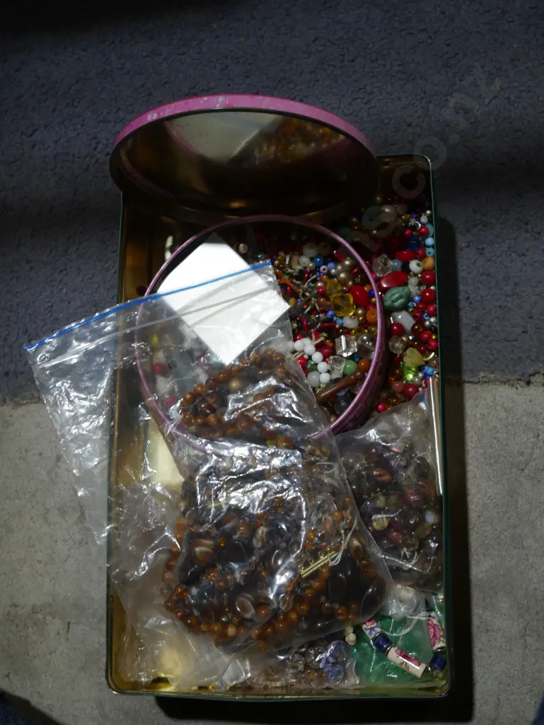 Tin of costume jewellery Image 1++