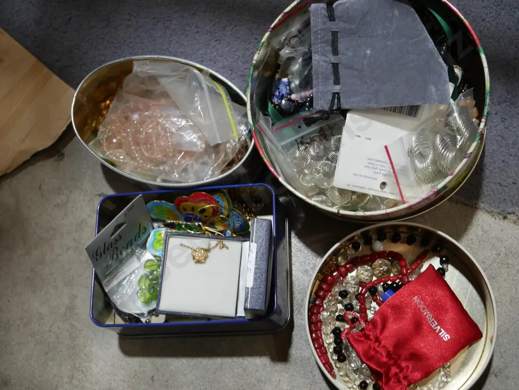 Four tins of costume jewellery Image 1++
