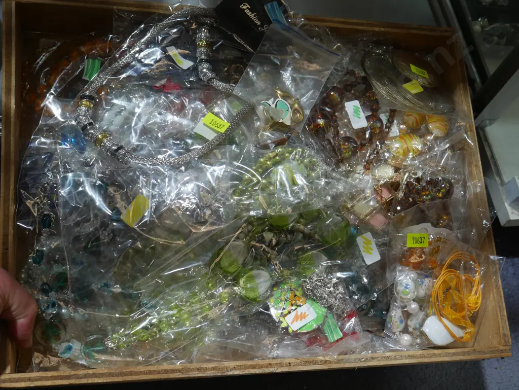 Costume jewellery Image 1++