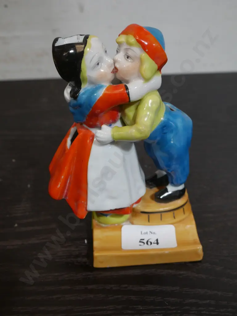 Kissing couple ceramic toothbrush holder Image 1++