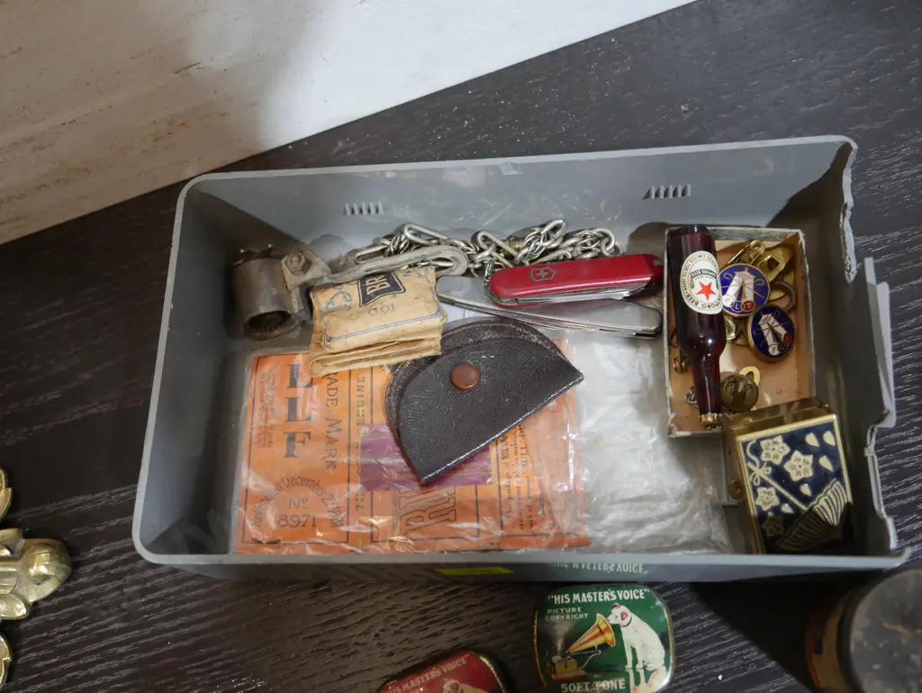 Assorted trinkets and knick knacks Image 1++