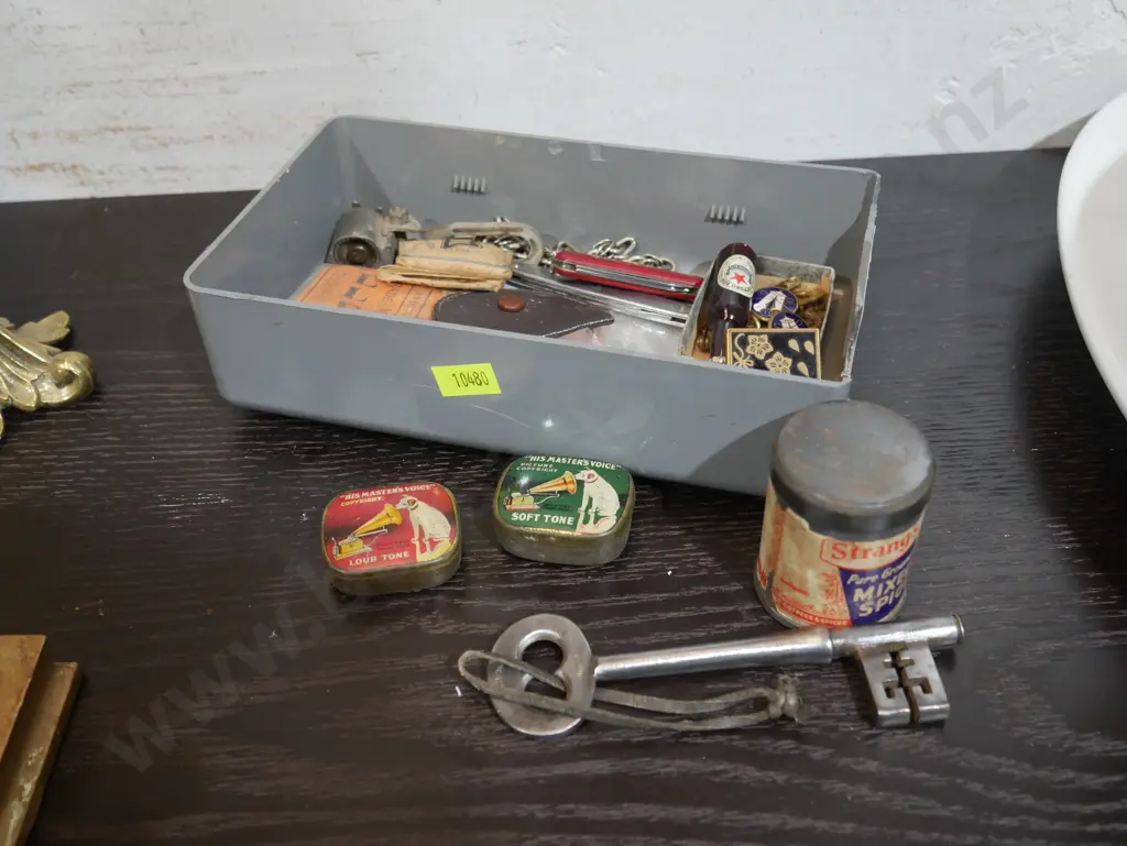 Assorted trinkets and knick knacks Image 1++