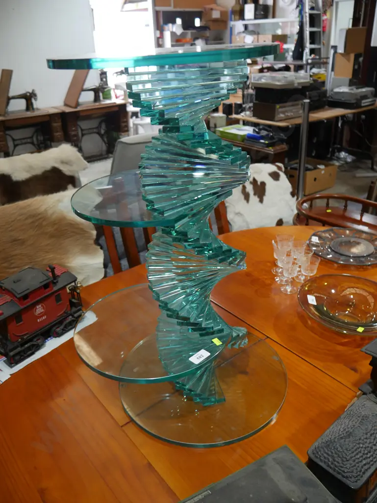 Glass occasional table Image 1++