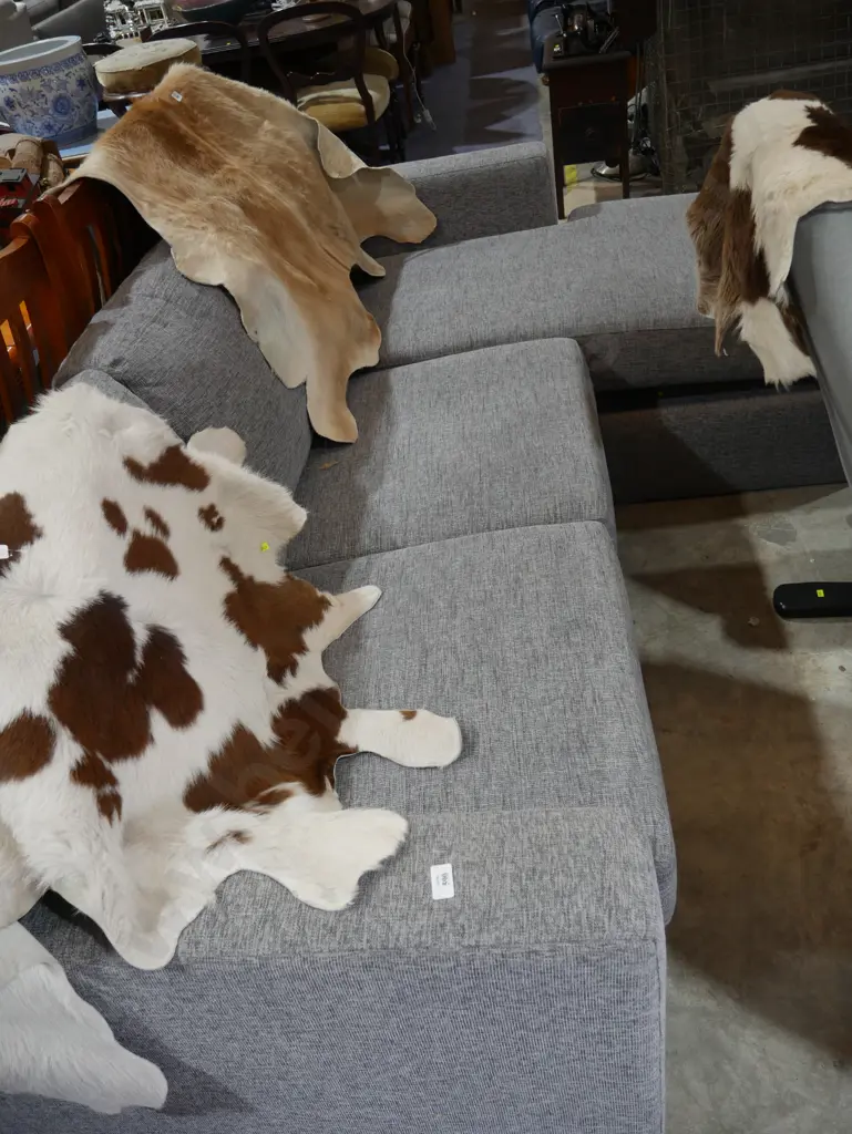 L-shaped three seater settee Image 1++