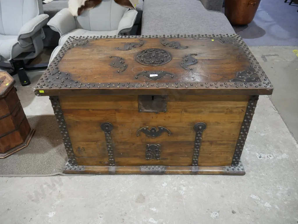Large Oriental chest Image 1++