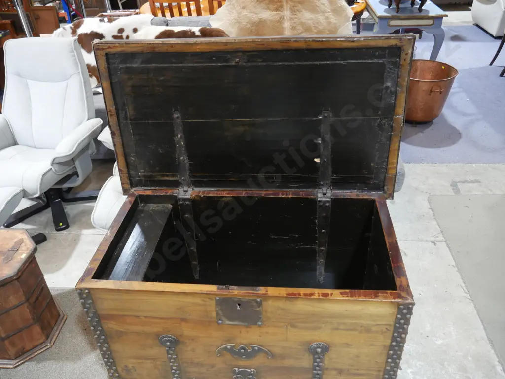 Large Oriental chest Image 1++