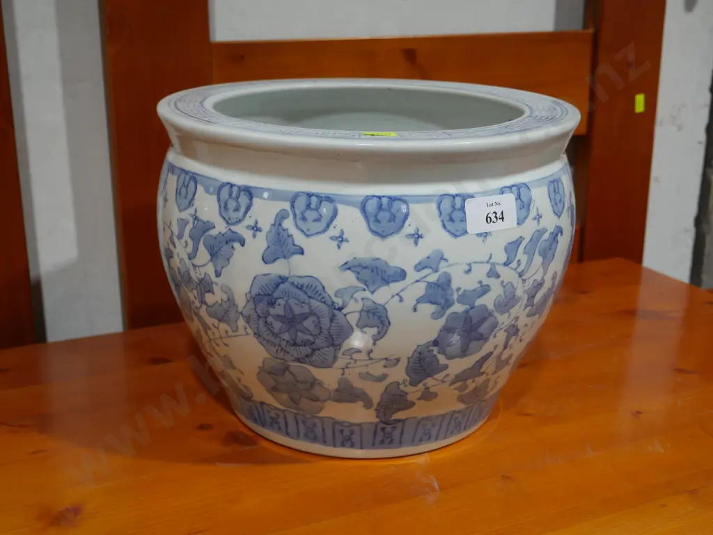 Blue and white planter Image 1++