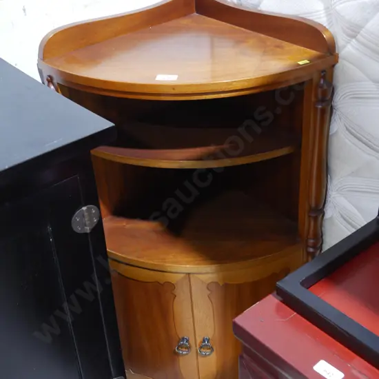 Corner cabinet