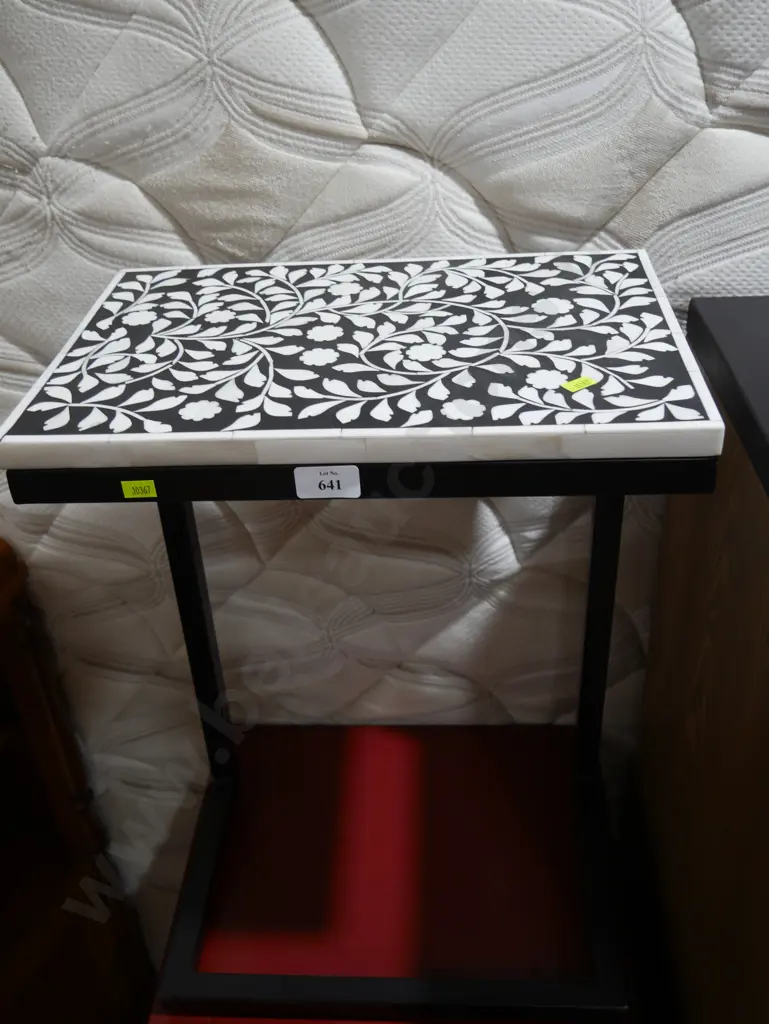 Side table Image 1++