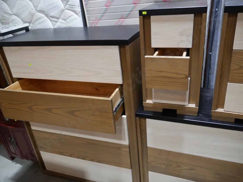 Four piece bedroom suite Image 1++