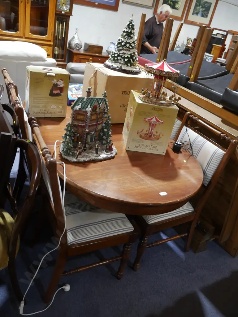 Dining table and six chairs Image 1++