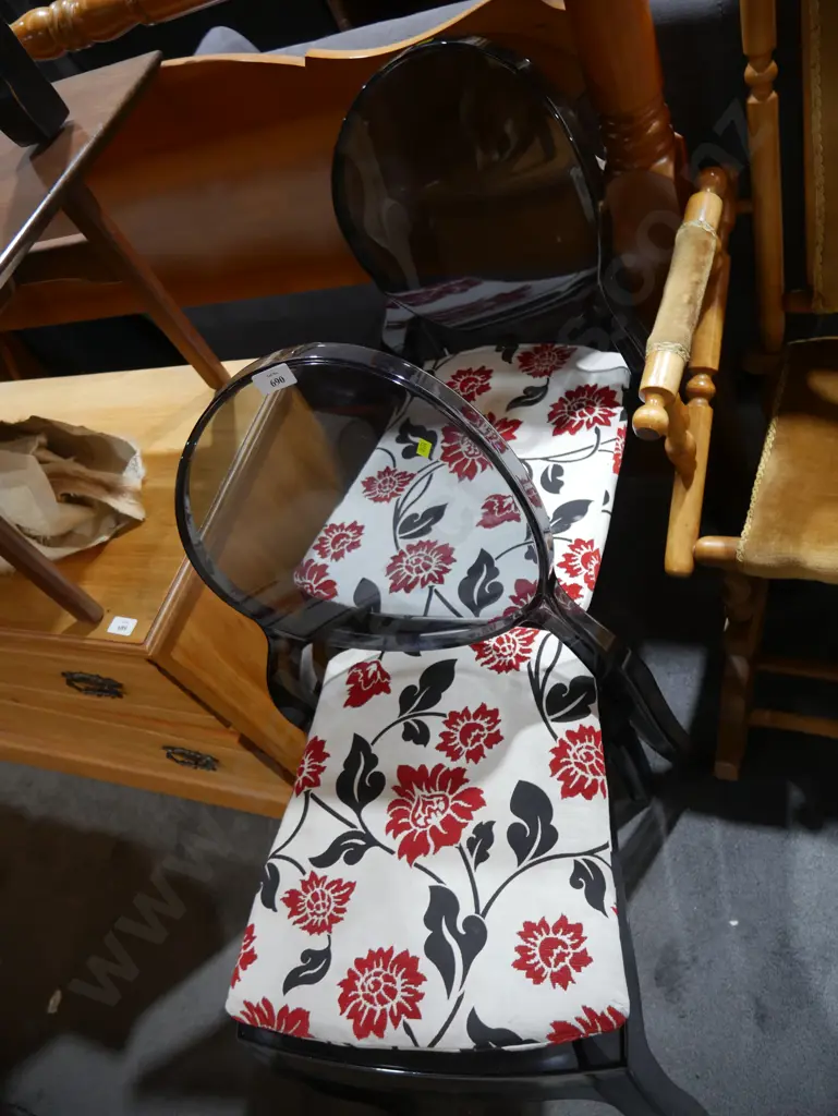 Two plastic dining chairs Image 1++