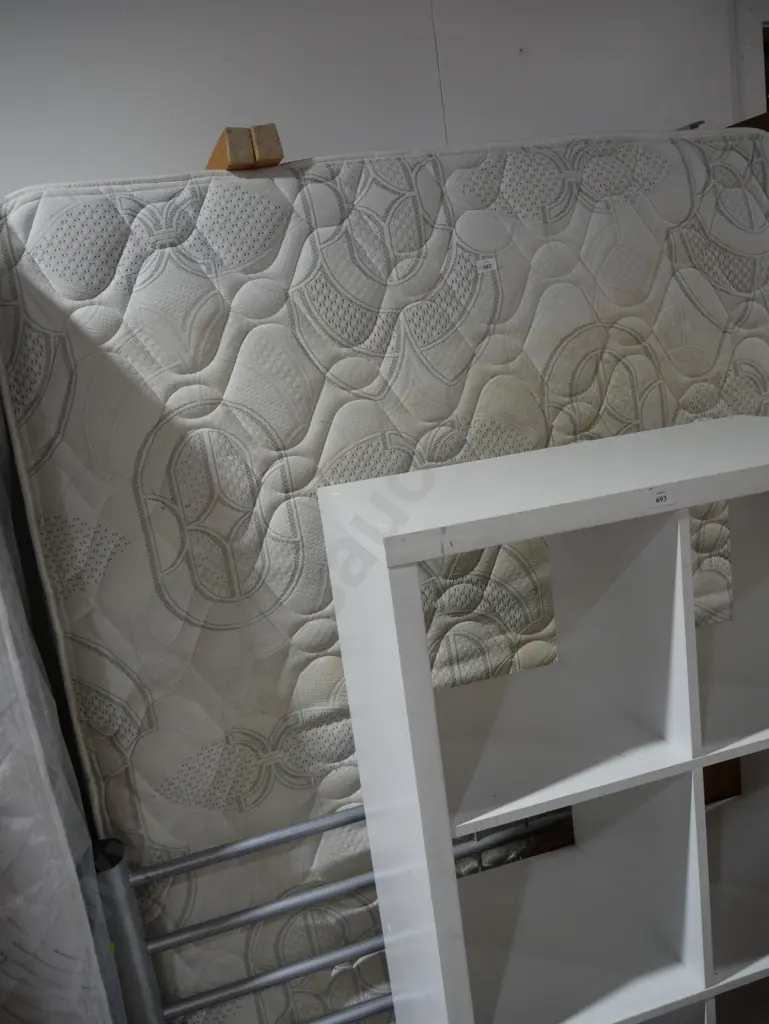 Queen slat bed Image 1++