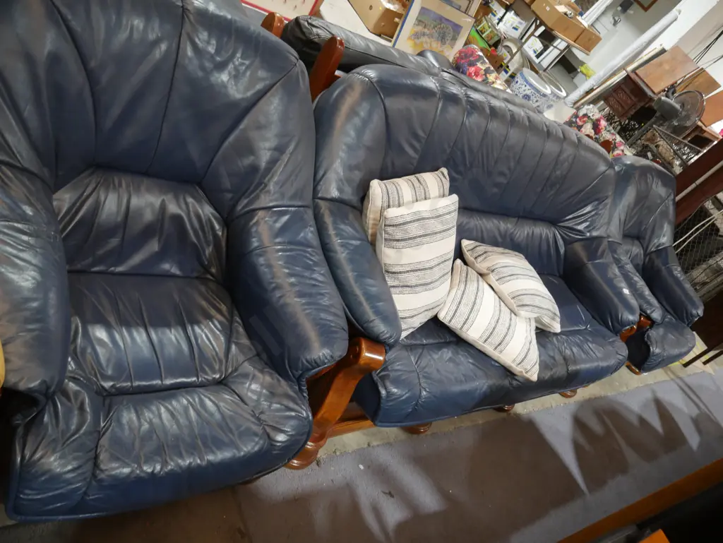 Blue three-piece lounge suite Image 1++