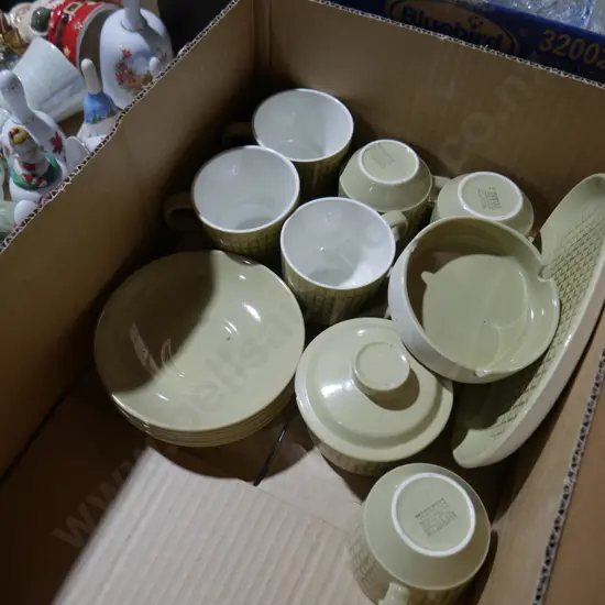 Crown Lynn dinnerware