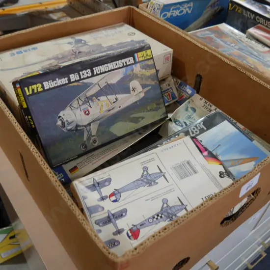 Box of plastic plane/ tank kits