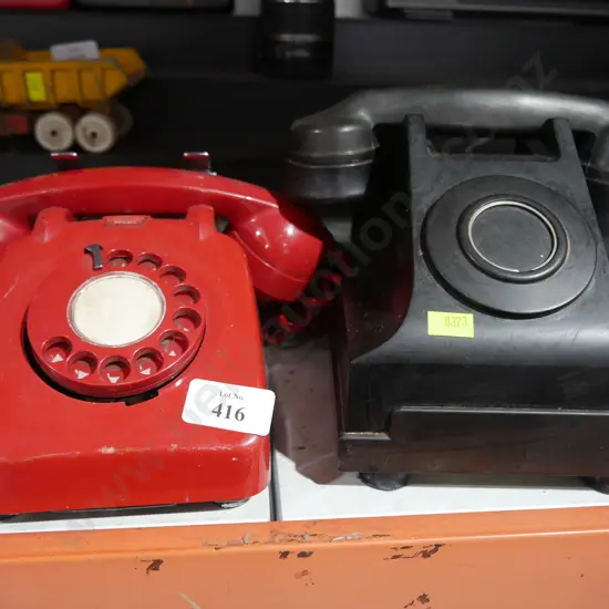 2 telephones