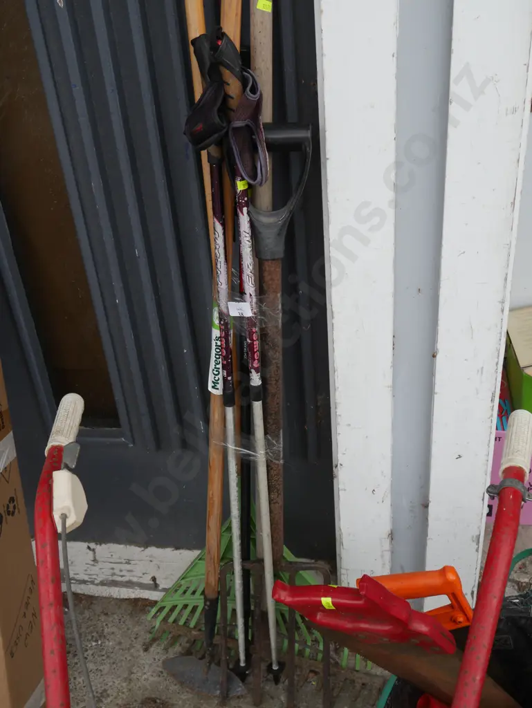 Walking poles, garden tools Image 1++