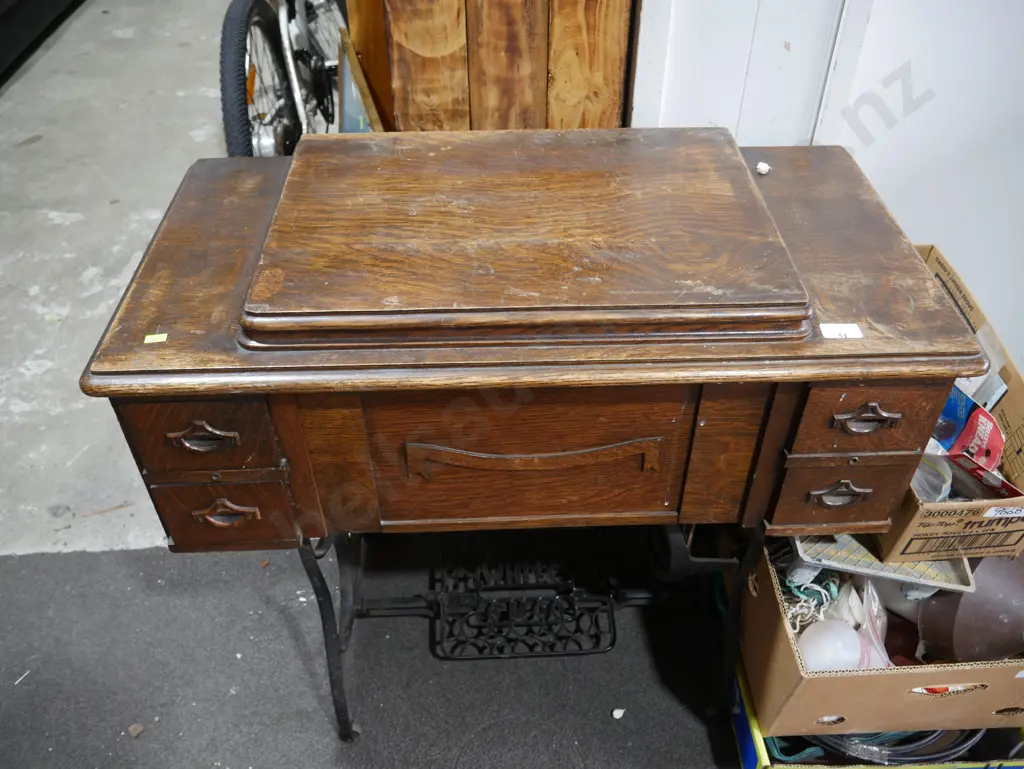 White sewing machine and table Image 1++